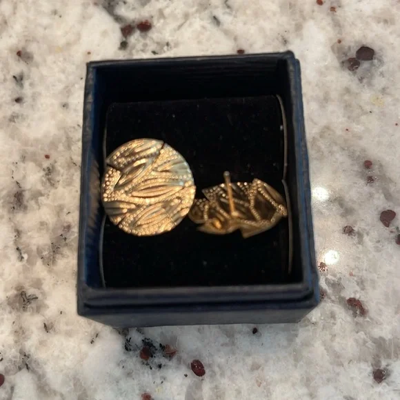 14K Gld Disk Earrings Leaf Pattern Cut. Lightweight w/Side Slit Cuts - 3/4” Circ - Picture 3 of 5